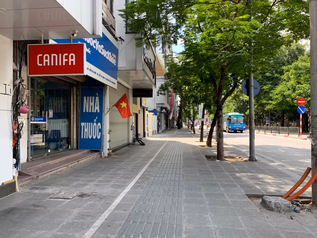 Dọc phố Chùa Bộc chỉ có 1 hiệu thuốc mở cửa, nhiều cửa hàng đã treo biển cho thuê hoặc sang nhượng cửa hàng.