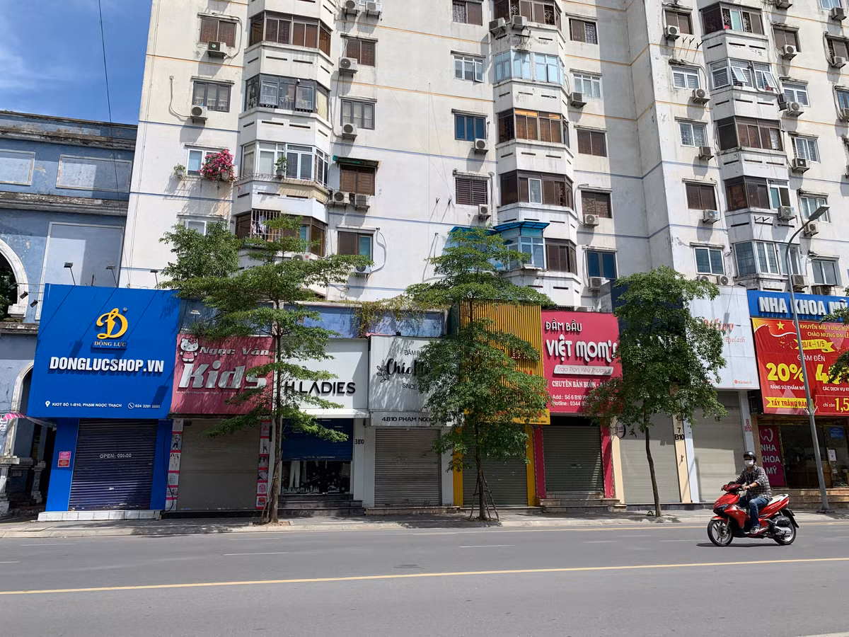 Theo ghi nhận của PV báo Tri thức và Cuộc sống, dọc các tuyến phố lớn như Phố Huế, Bà Triệu, Phạm Ngọc Thạch, Tôn Thất Tùng… ngày thường luôn nhộn nhịp thì nay không còn cửa hàng nào mở.