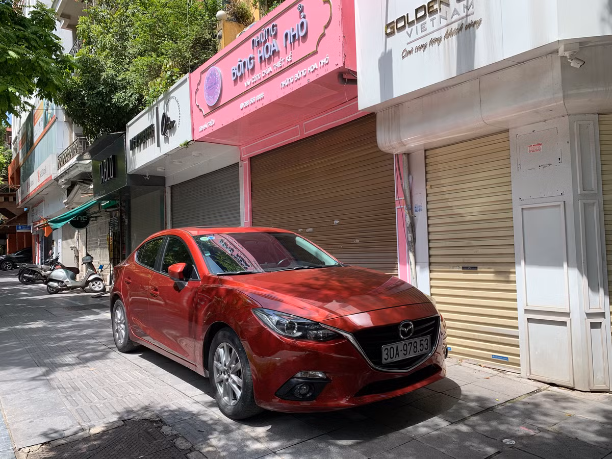 Những xe ô tô đỗ cả ngày bịt kín mặt tiền cửa hàng phố Bà Triệu mà không bị ai nhắc.