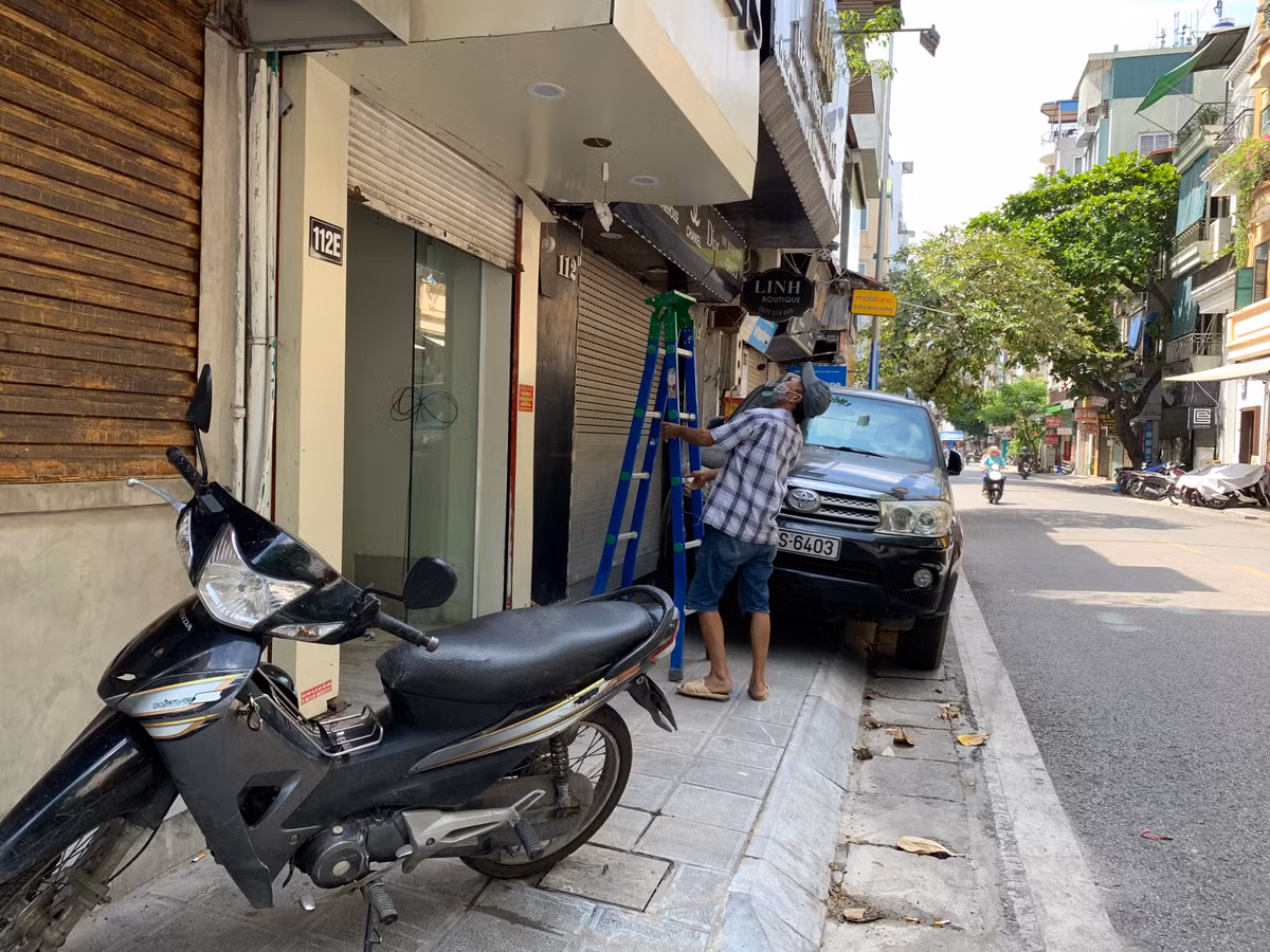 Phố Bùi Thị Xuân vốn là tuyến phố rất đông khách, cửa hàng nhộn nhịp nhưng nay cùng đóng cửa im lìm, “nhường” mặt tiền, vỉa hè cho ô tô đỗ.