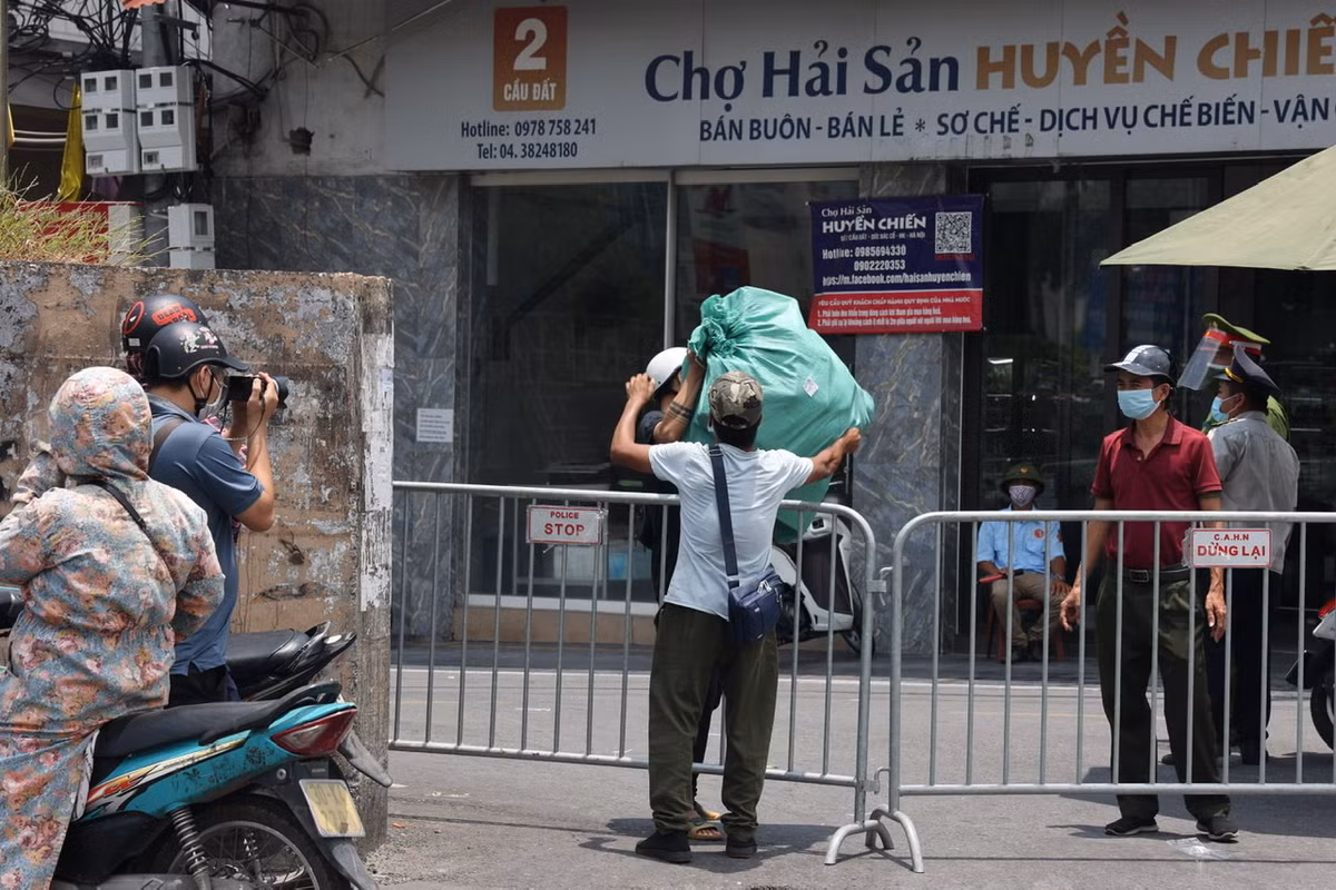 Bat chap lenh phong toa, nguoi dan phuong Chuong Duong van tiep xuc nhieu shipper-Hinh-2