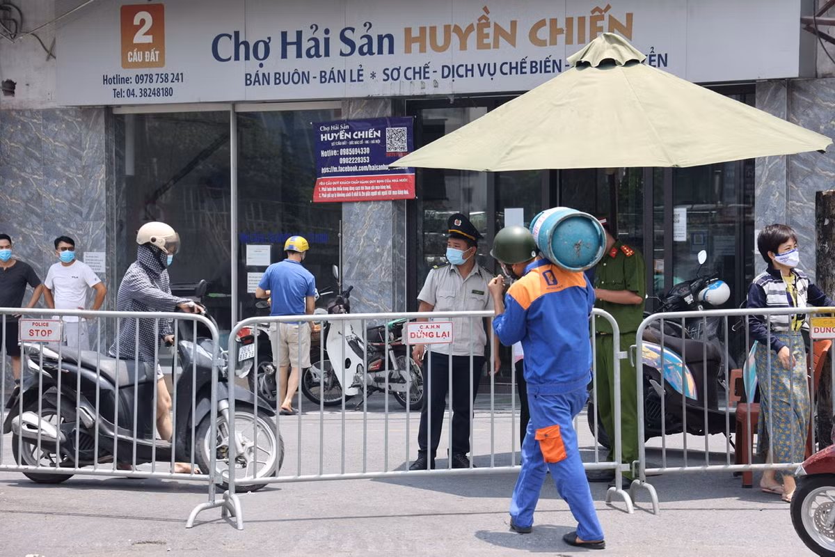 Trước đó, ngày 30/7, trong quá trình xét nghiệm sàng lọc, CDC Hà Nội đã phát hiện 1 người là dân quân tự vệ làm nhiệm vụ tại chốt phong toả dương tính với SARS-CoV-2.