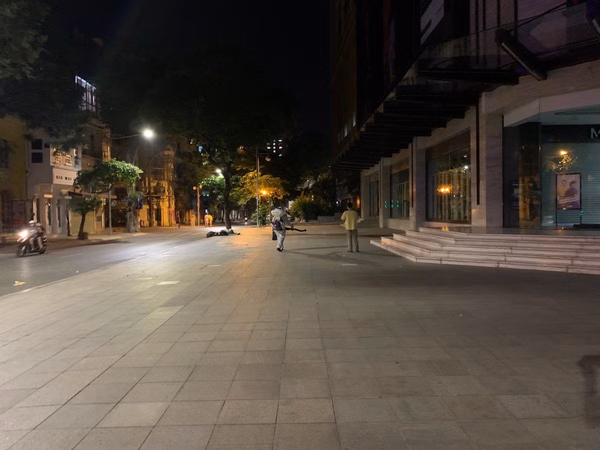 CDC Hà Nội cho biết, hàng ngày, H. đi làm gửi xe tại Vincom Bà Triệu. Ngày 14/7, anh sốt nên đi khám tại Bệnh viện Thanh Nhàn và được lấy mẫu xét nghiệm cho kết quả dương tính với SARS-CoV-2.