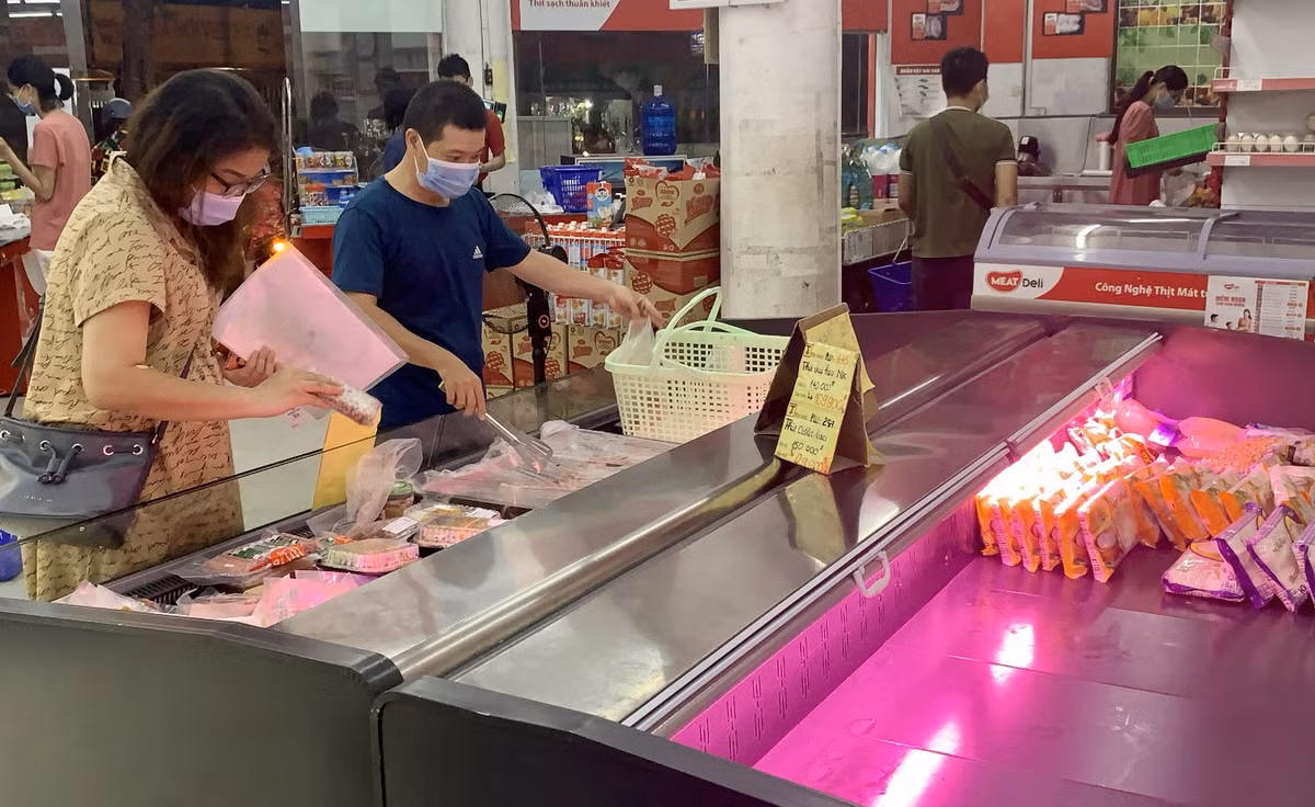 Tại một siêu thị khác trong Khu đô thị Định Công, tình trạng hết hàng tại quầy bán thực phẩm cũng diễn ra tương tự nhiều nơi khác như VinMart, BigC, Fujimart…