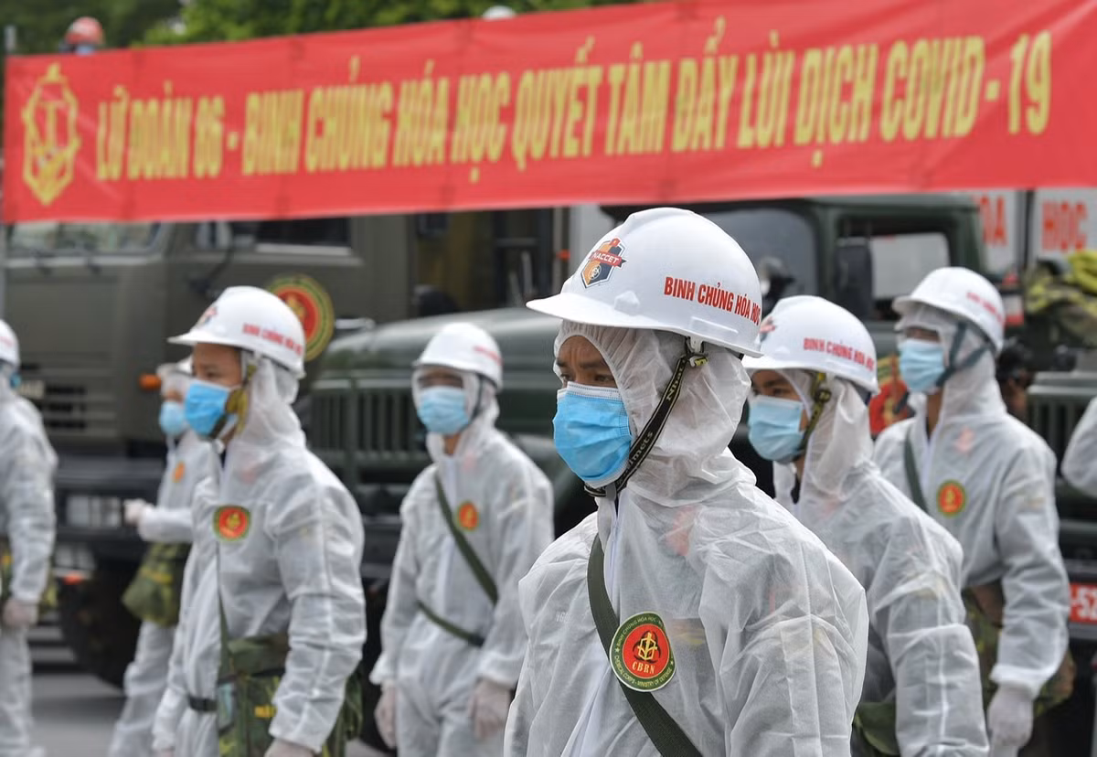 Sáng sớm nay (26/7), Bộ Tư lệnh Thủ đô và Bộ Tư lệnh Hoá học đã tập trung phương tiện, thiết bị ở Nhà Hát lớn Thành phố.