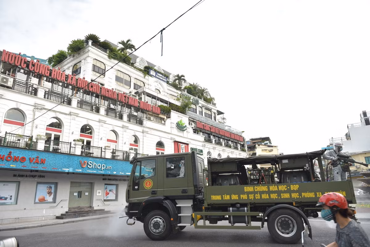 Trước đó, ngày 25/7, Bí thư Thành uỷ Hà Nội Đinh Tiến Dũng đã yêu cầu Sở chỉ huy Phòng chống dịch COVID-19 Hà Nội tiến hành phun khử khuẩn Hà Nội trên diện rộng. Đây được coi là nhiệm vụ cấp bách trong việc phòng chống dịch COVID-19 lây lan.