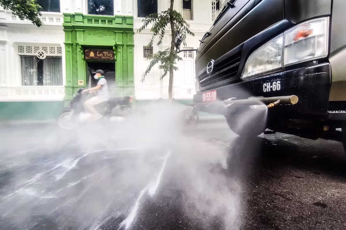 Đại diện quận Hoàn Kiếm cho biết, trong sáng nay sẽ phun khử khuẩn 10 phường phố cổ, các tuyến phố Hai Bà Trưng, Lý Thường Kiệt, hồ Hoàn Kiếm và 2 phường ngoài đê.