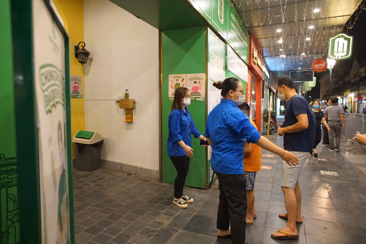Để xử lý tình trạng tụ tập đông người, cửa hàng kem Tràng Tiền đã phối hợp với công an, đoàn thanh niên tổ chức đảm bảo an ninh trật tự, hướng dẫn người dân vào mua kem mang về.