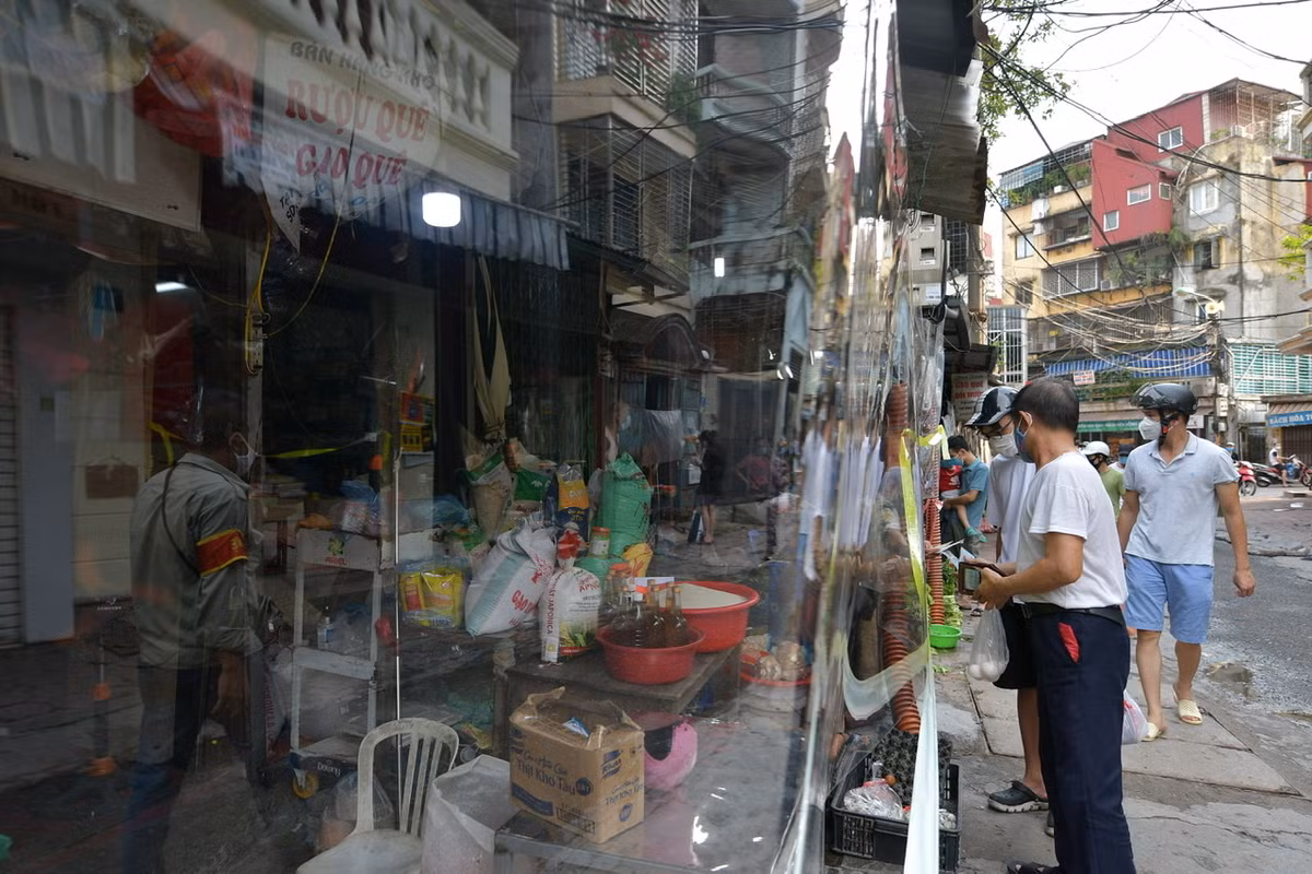 Ông Nguyễn Văn Khang - Chủ tịch UBND phường Bách Khoa (quận Hai Bà Trưng, Hà Nội) cho biết: “Tôi đã yêu cầu tiểu thương của chợ phải làm tấm chắn ngăn cách thì mới được bán hàng”. 