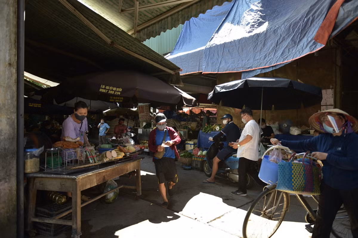 Nhiều người dân cho rằng phương án đi chợ luân phiên rất hợp lý bởi đảm bảo đủ giãn cách, người dân lại được thoải mái lựa chọn đồ.