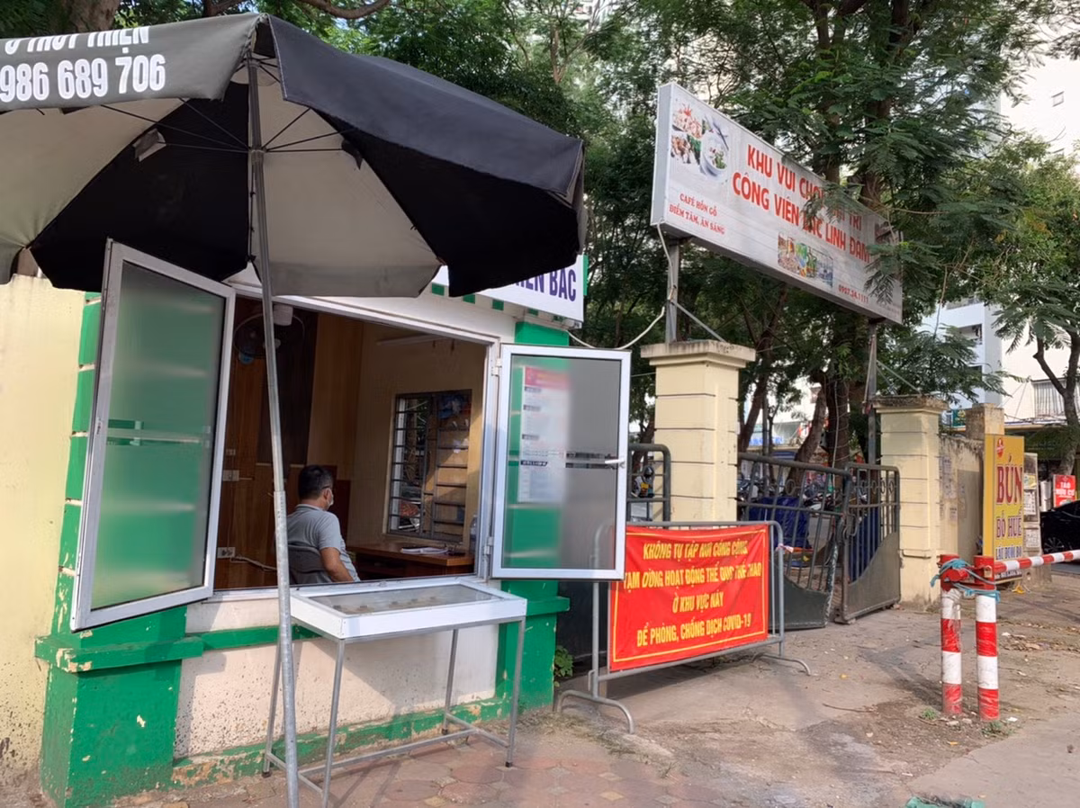 Quầy bán vé khu vui chơi của Công viên Bắc Linh Đàm biến thành quầy bán vé số.