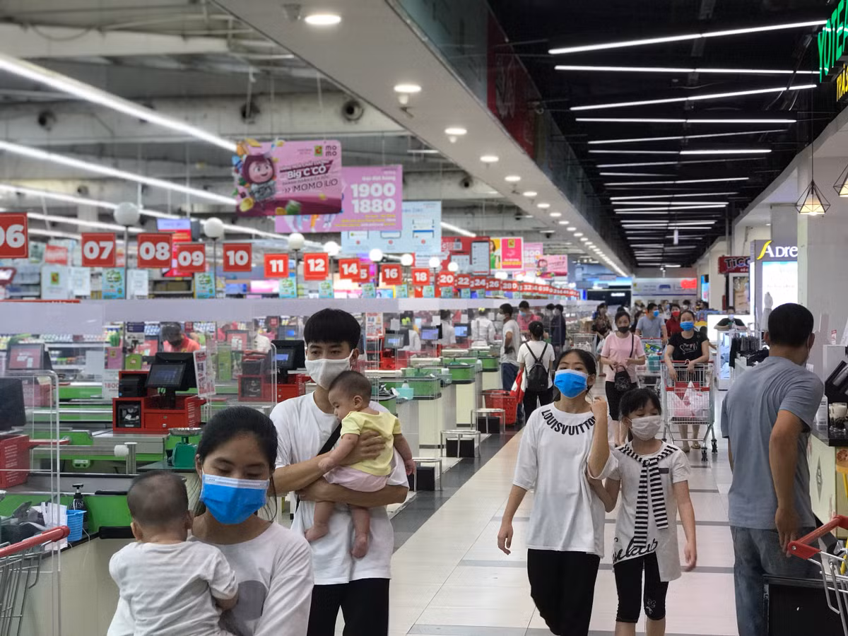 Cùng thời điểm chiều 4/7, TTTM BigC Thăng Long cũng rất đông người đến mua sắm, tránh nóng.