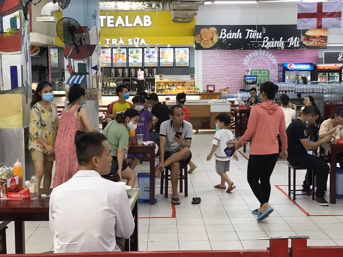 Khu vực ăn uống mặc dù đảm bảo giãn cách nhưng vẫn không tránh khỏi việc tập trung đông người và không có tấm ngăn cách.
