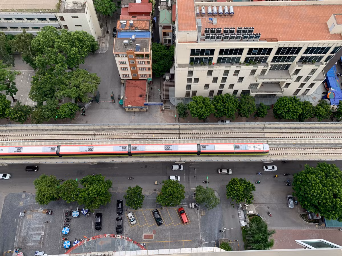 Tàu chạy qua đường Xuân Thuỷ (Cầu Giấy, Hà Nội).