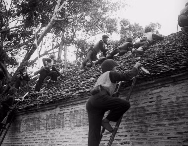 Các chiến sĩ Vệ Quốc đoàn chiến đấu kiên cường bảo vệ từng ngôi nhà, tấc đất của Thủ đô trong những ngày Toàn quốc kháng chiến, tháng 12/1946. Ảnh: Tư liệu TTXVN.