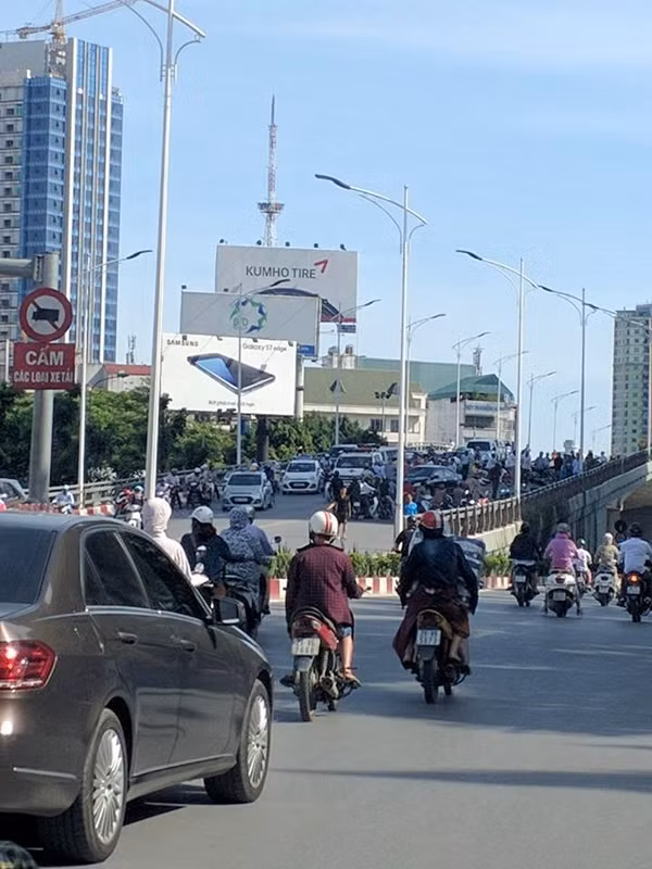 Lực lượng chức năng nhanh chóng xử lý vụ tai nạn.