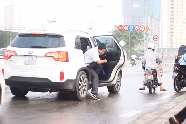 Một nam sinh đến trường thi bằng ô tô riêng.
