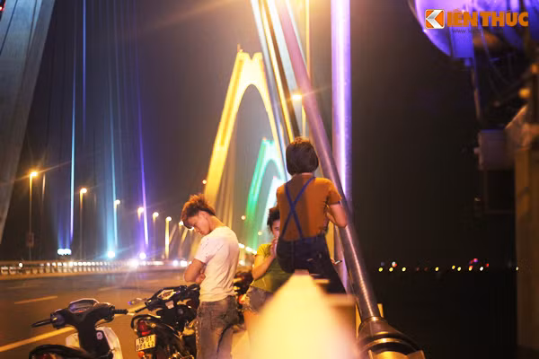 Không chỉ có nam mà cả những bạn nữ cũng leo lên thành cầu ngồi để "tận hưởng" cảm giác mạnh.