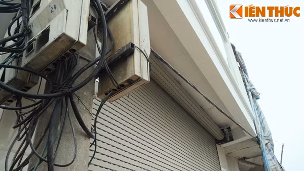 Mái hiên của ngôi nhà cũng được xây "vươn" ra phía ngoài, lấn chiếm diện tích vỉa hè. Liệu rằng, UBND phường Thanh Lương có biết đến sự tồn tại của ngôi nhà kỳ dị này, có hay không việc chủ ngôi nhà lấn chiếm diện tích đất công trong quá trình xây dựng như người dân đã nêu? Chúng tôi sẽ tiếp tục thông tin.