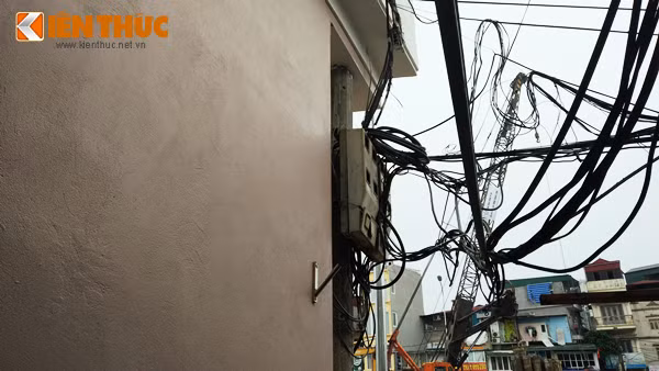 Người dân còn cho hay, trước đây, khi thợ xây dựng tiến hành đào móng xây nhà thì cột điện vẫn nằm cách mặt tiền của ngôi nhà khoảng 1 mét. Tuy nhiên, không hiểu vì sao ngôi nhà lại có thể lấn chiếm diện tích ra và "nuốt" gọn được cột điện như vậy?