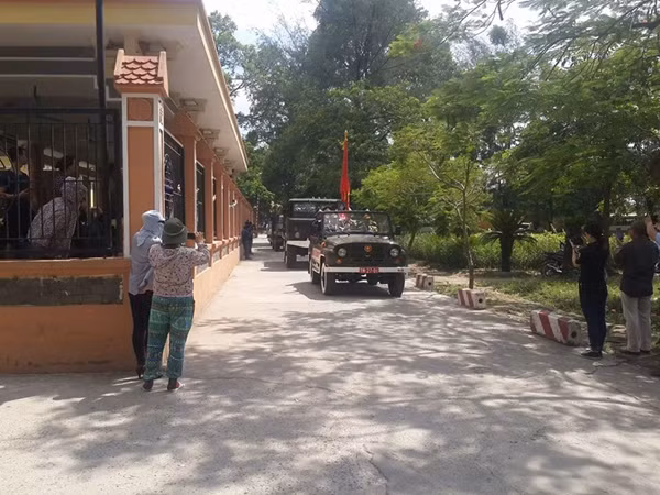 10h ngày 21/6, đoàn xe đưa linh cữu Đại tá Trần Quang Khải - phi công máy bay Su-30MK2 hi sinh - từ Tân Dĩnh (Bắc Giang) đã đến Đài hóa thân Hoàn Vũ (Văn Điển, Hà Nội).