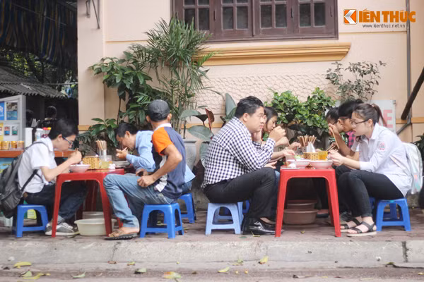 Do đến điểm thi từ rất sớm nên nhiều thí sinh cùng phụ huynh tranh thủ thời gian đi ăn sáng...
