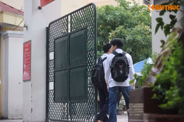 Được biết, sáng nay các em tham dự môn thi Ngữ Văn, làm bài trong thời gian 120 phút.