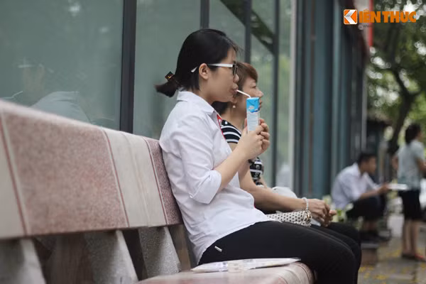 ... một số em khác không kịp chuẩn bị đồ ăn chỉ uống vội hộp sữa để lấy sức vào phòng thi.