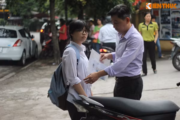 Người cha tận tình, dặn dò con trước giờ thi.