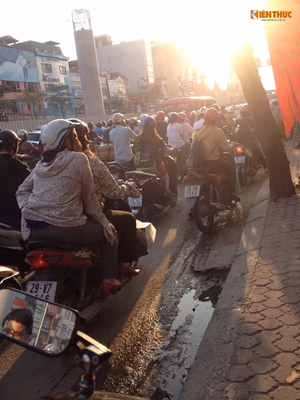 Thời tiết nắng nóng cộng với việc ách tắc giao thông là nỗi kinh hoàng cho người đi đường. Dường như ai cũng muốn tìm mọi cách để nhanh chóng vượt ra khỏi chốn "địa ngục" đang phải chịu đựng.