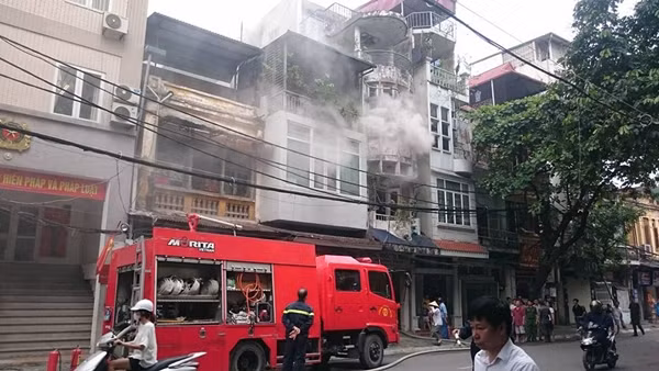 Lực lượng PCCC Hà Nội khẩn trương dập lửa.