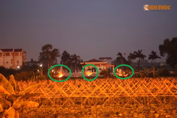 Những đống lửa rơm rạ đua nhau bốc cháy (khoanh xanh) rồi nhanh chóng nhả khói bay mịt mù khắp đường đi.