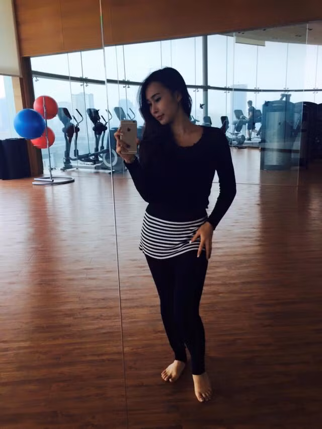 Ngoài đời, Dư Ngân là một cô gái trẻ trung, hiện đại. Một cô giáo yêu nghề, truyền nhiều cảm hứng cho các học sinh. Một thủ lĩnh, trưởng nhóm múa luôn có nhiều ý tưởng mới, định hướng tốt cho toàn nhóm.