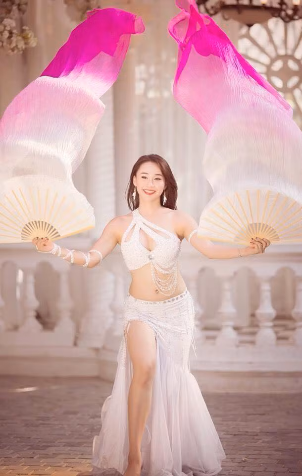 Ngoài ra việc tự tập luyện cũng rất quan trọng. Dư Ngân quá đỗi yêu thích nghệ thuật múa bụng nên khi tự tập luyện, đắm mình trong âm nhạc và những động tác, cô cảm nhận được sức sống và tình yêu.