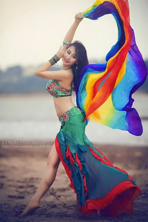 Yêu thích sự uyển chuyển, nhẹ nhàng, mềm mại trong những động tác... Dư Ngân đã tập luyện, gắn bó lâu năm với belly dance. Sau này cô đem kinh nghiệm của mình để dạy cho những bạn trẻ, học viên có cùng đam mê.