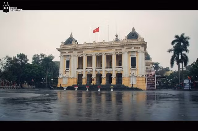 Cư dân mạng, các phó nháy, thi nhau lên mạng khoe ảnh sáng mùng 1 đường phố Hà Nội vắng tanh, những địa điểm nổi tiếng vốn đông đúc nay lại không một bóng người, không xe cộ, không tắc đường...