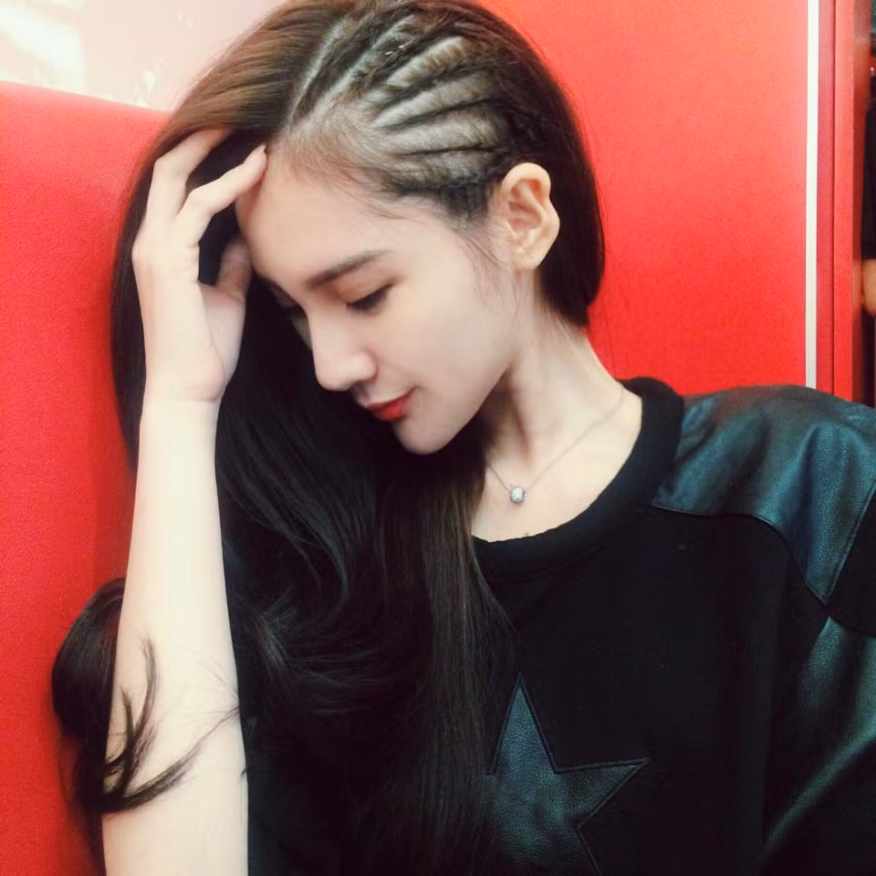 Với những đường nét lai Tây trên khuôn mặt, cùng với nước da trắng hoàn hảo, Yumi Wong được xem như một trong những hot girl xinh đẹp nhất Malaysia.