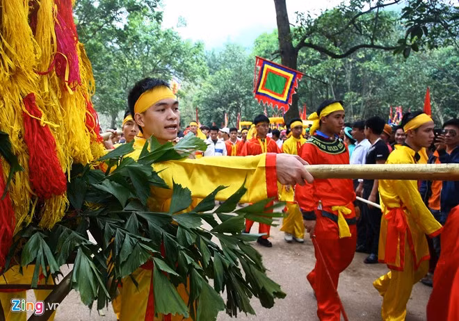 Nghi thức chính tại lễ hội là rước kiệu hoa tre (được kết từ hàng trăm hoa tre bằng cách cắm vào thân một cây chuối cao làm trụ). Đây là một vật mang tính biểu trưng, tượng trưng cho cây gậy tre của Thánh Gióng đánh giặc khi xưa.