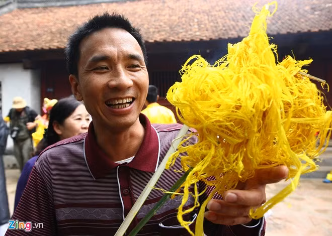 Anh Tuấn, một thanh niên sống ở thị trấn Sóc Sơn hồ hởi khi vừa cướp được hoa tre.