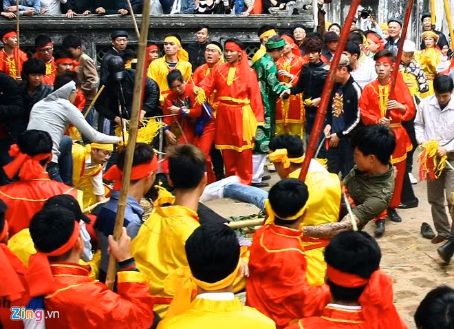 Thượng cẳng chân, hạ cẳng tay lẫn nhau khi bị chống trả.