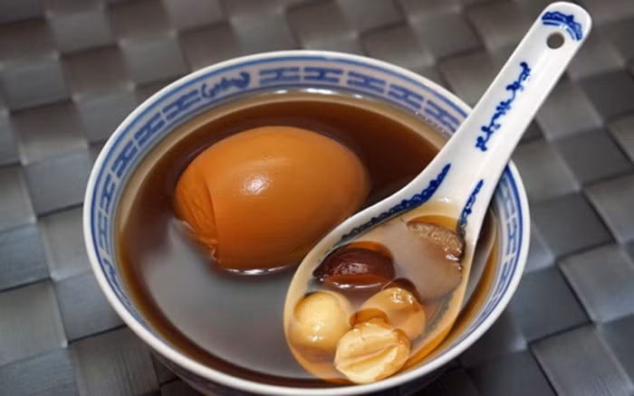Chè trà trứng gà. Còn được gọi là chè hột gà trà rất phổ biến với giới trẻ Sài Gòn. Món chè nghe có vẻ kì lạ này là món tráng miệng truyền thống của người Trung Hoa. Ai đã dùng thử một lần nhất định khó quên mùi vị, thậm chí bị nghiện bởi vị bùi của lòng đỏ trứng, dai giòn của lòng trắng được nấu kĩ với trà đen khiến vị trà ngấm vào trứng, cho mùi hương thơm nhẹ, ngọt ngào. Ảnh: Duongdo.