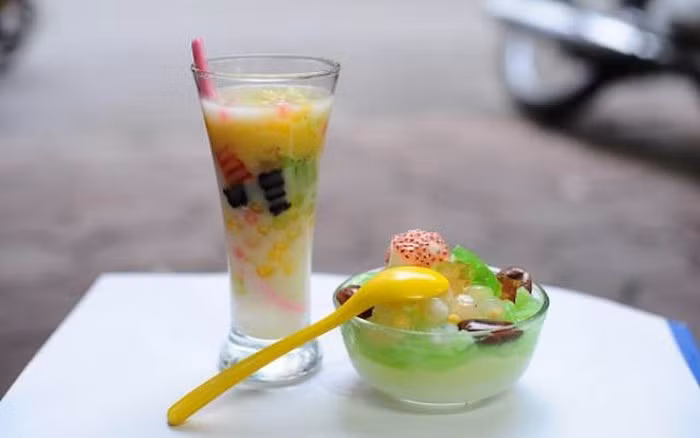 Chè Thái. Là nước có khí hậu nhiệt đới nên Thái Lan có nguồn nguyên liệu trái cây rất phong phú. Vì vậy, người dân đã dùng trái cây để tạo nên món chè Thái thanh mát làm nức lòng thực khách. Ly chè Thái được nhiều người yêu thích bởi có rất nhiều vị hoa quả thơm ngon. Ảnh: Hoiquanamthuc.