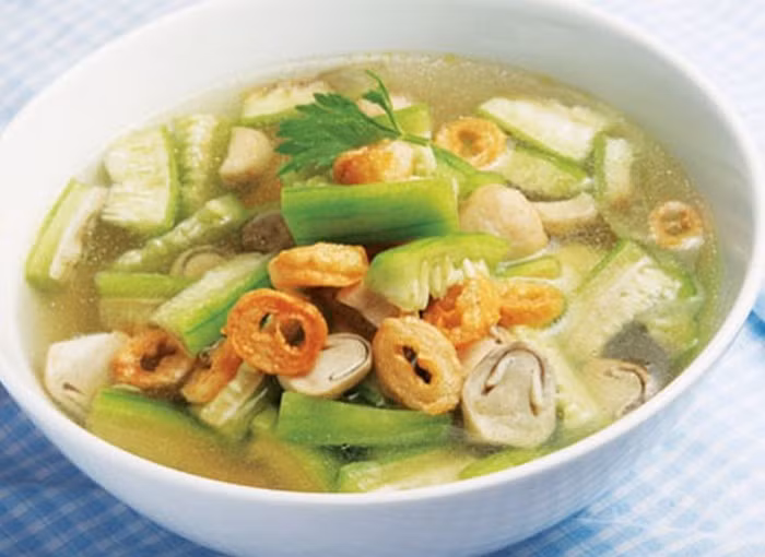 Hầm cánh gà cho mềm rồi lần lượt cho mướp đắng, vải thiều và hầm thêm chừng 2 - 3 phút nữa. Sau đó nêm gia vị cho vừa miệng. Món canh mướp đắng, vải thiều rất tốt khi dùng trong tiết trời mùa hè, có tác dụng phòng các bệnh thông thường như sổ mũi, cảm lạnh, sốt do thay đổi thời tiết hay do ngồi điều hòa quá nhiều. Ảnh: Amthuc365.