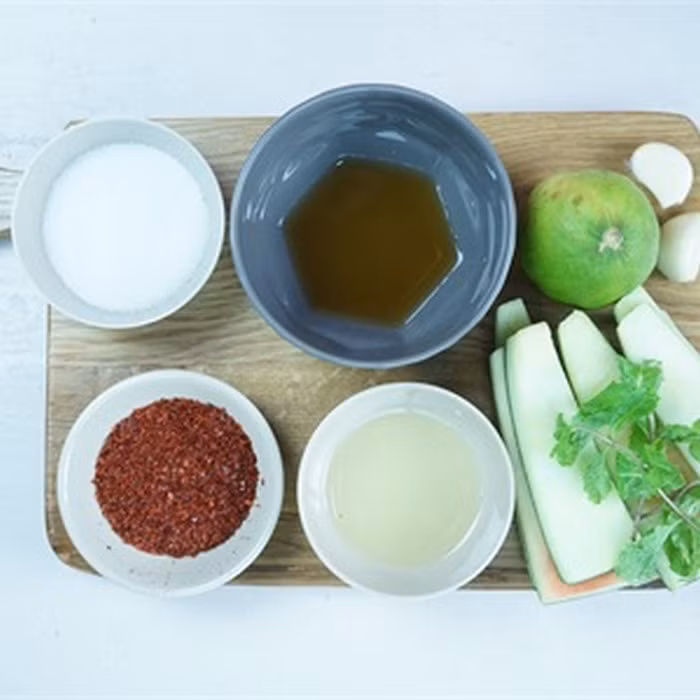 Vỏ dưa hấu trộn chua cay. Nguyên liệu gồm vỏ dưa hấu, canh, húng lìu, tỏi, ớt xay, nước mắm, muối, đường, dầu oliu. Vỏ dưa hấu gọt bỏ phần vỏ xanh, cắt thành những sợi dài. Rắc ít muối lên chỗ vỏ dưa vừa cắt, trộn đều để khoảng một lúc rồi bóp và sả nước nhiều lần cho vỏ dưa dịu đi. Ảnh: Cooky.