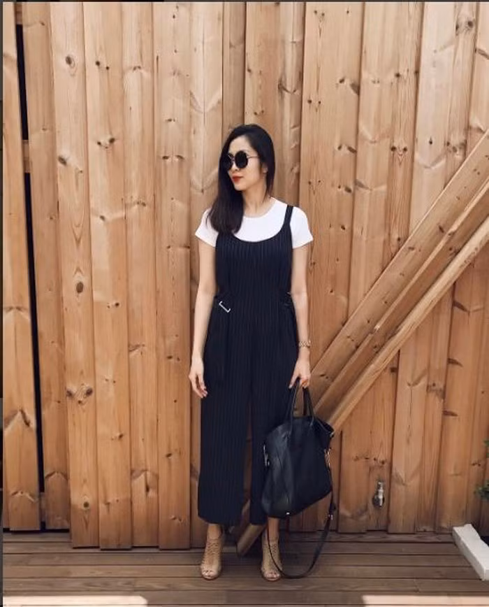 Hình ảnh chụp toàn thân hiếm hoi của bà mẹ 2 con được chia sẻ trên trang cá nhân khiến nhiều người thích thú. Mặc dù luôn khẳng định đẳng cấp với những món phụ kiện hàng hiệu nhưng cô lại có trang phục đời thường không quá đắt đỏ. Tuy vậy, gu thời trang thanh lịch của cô thật đáng học tập. Ảnh: InstagramTangthanhha.