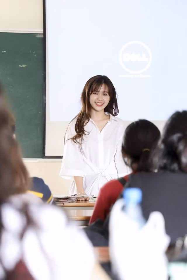 Midu giảng dạy ngành thời trang vì thế cô nàng khá chăm chút cho trang phục của mình mỗi khi xuất hiện trước đám đông. Cô không chọn trang phục quá đặc sắc rườm rà nhưng vẫn lấy được cảm tình của các sinh viên trẻ. Ảnh: FBMidu.