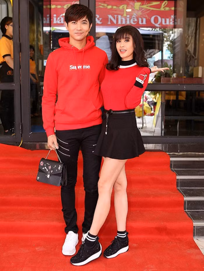 Tim - Trương Quỳnh Anh đều ưa thích màu đỏ. Bằng chứng là gam màu này được cặp đôi chọn để diện rất nhiều lần trong các sự kiện, từ event nhỏ, sự kiện lớn cho đến trang phục dạo phố. Ảnh: Yeah1.