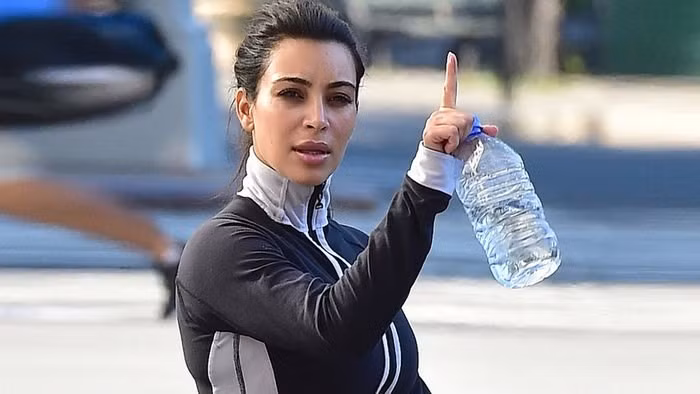 Kim Kardashian. Chắc hẳn ai cũng ngạc nhiên khi cô Kim siêu vòng 3 đã giảm được cả mấy chục cân chỉ 6 tháng sau sinh. Cô đã sử dụng cách trùm toàn bộ cơ thể trong một chiếc bọc ni lông, chỉ để hở khuôn mặt và vận động làm sao cho toát mồ hôi càng nhiều càng tốt để giảm trọng lượng nhanh nhất.