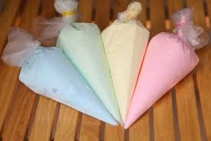 Sữa chua túi là món ăn ngon và rất tiện dụng để bạn có thể thưởng thức ở bất cứ đâu, có giá thành rất rẻ. Thậm chí các hãng sữa cũng bắt kịp xu hướng này và cho ra rất nhiều sản phẩm sữa chua túi phục vụ người dùng. Ảnh: Niemdamme.