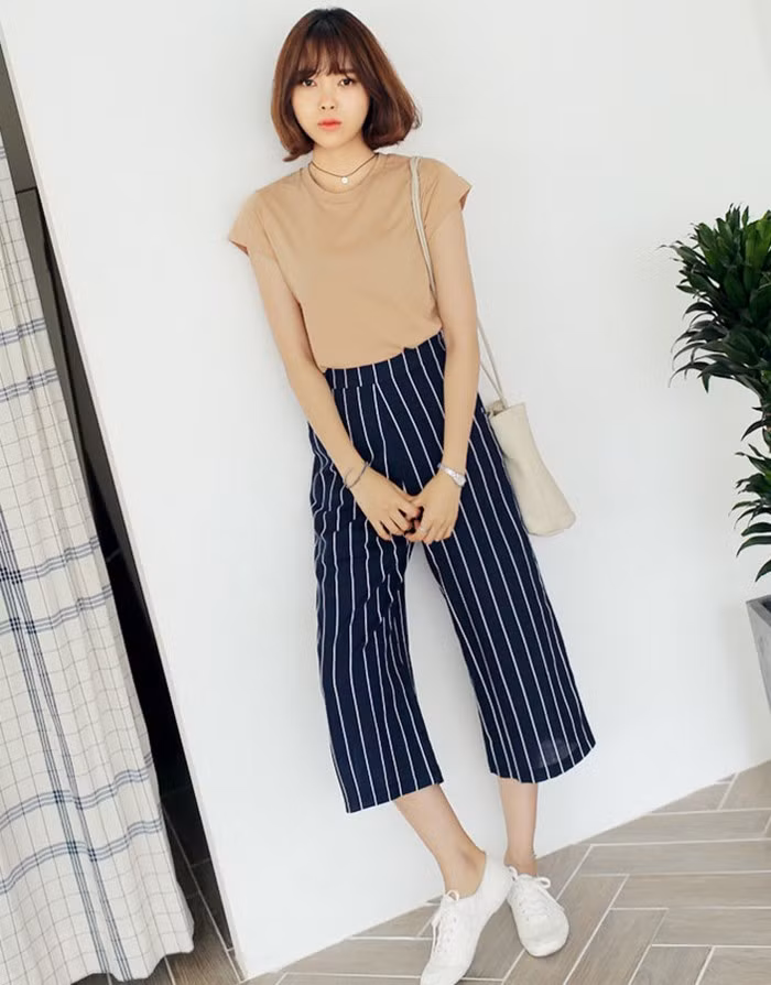 Nếu kết hợp cùng giày bánh mì hoặc giày thể thao, theo phong cách sporty thì sẽ hợp hơn để dạo phố với bạn bè. Ảnh: Zingnews.